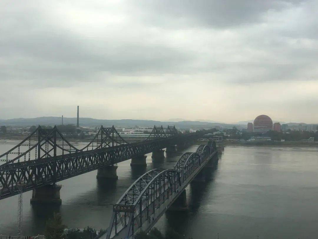 金刚川剧组闯丹东管虎和他的士兵们来到白菜地村