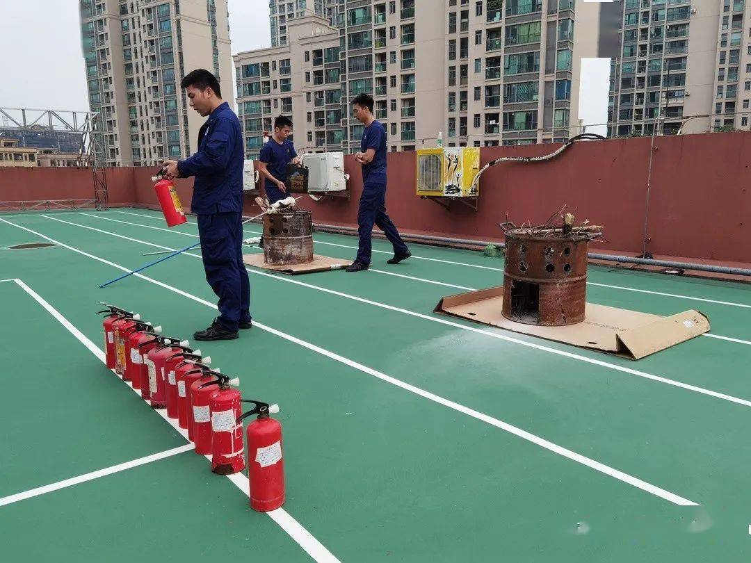 孩子們通過看一看,聽一聽,摸一摸,更加真切和全面地瞭解了消防器材