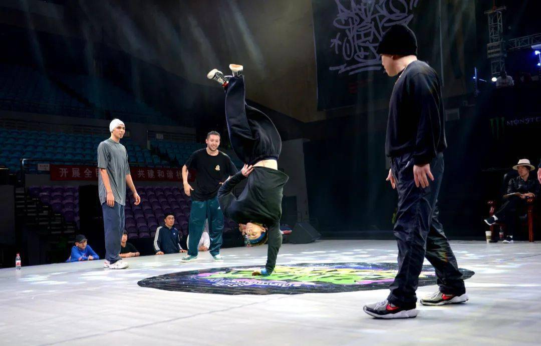 街舞breaking分为toprock(摇滚步),footwork(腿部动作