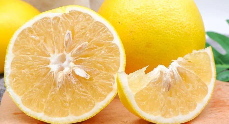 最开始,葡萄柚是从国外引进的新品种,与西柚有几分相似,在美国,葡萄柚