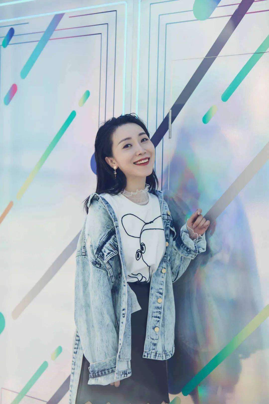 许歌最新休闲街拍尽显秋日悸动