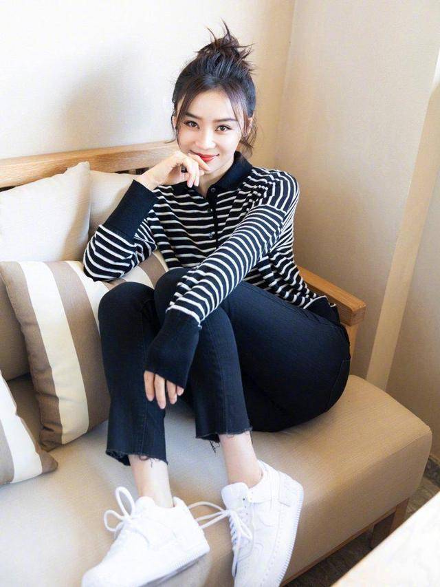 袁姗姗拥有十年不变少女颜针织衫牛仔裤清爽搭配也太美腻了吧
