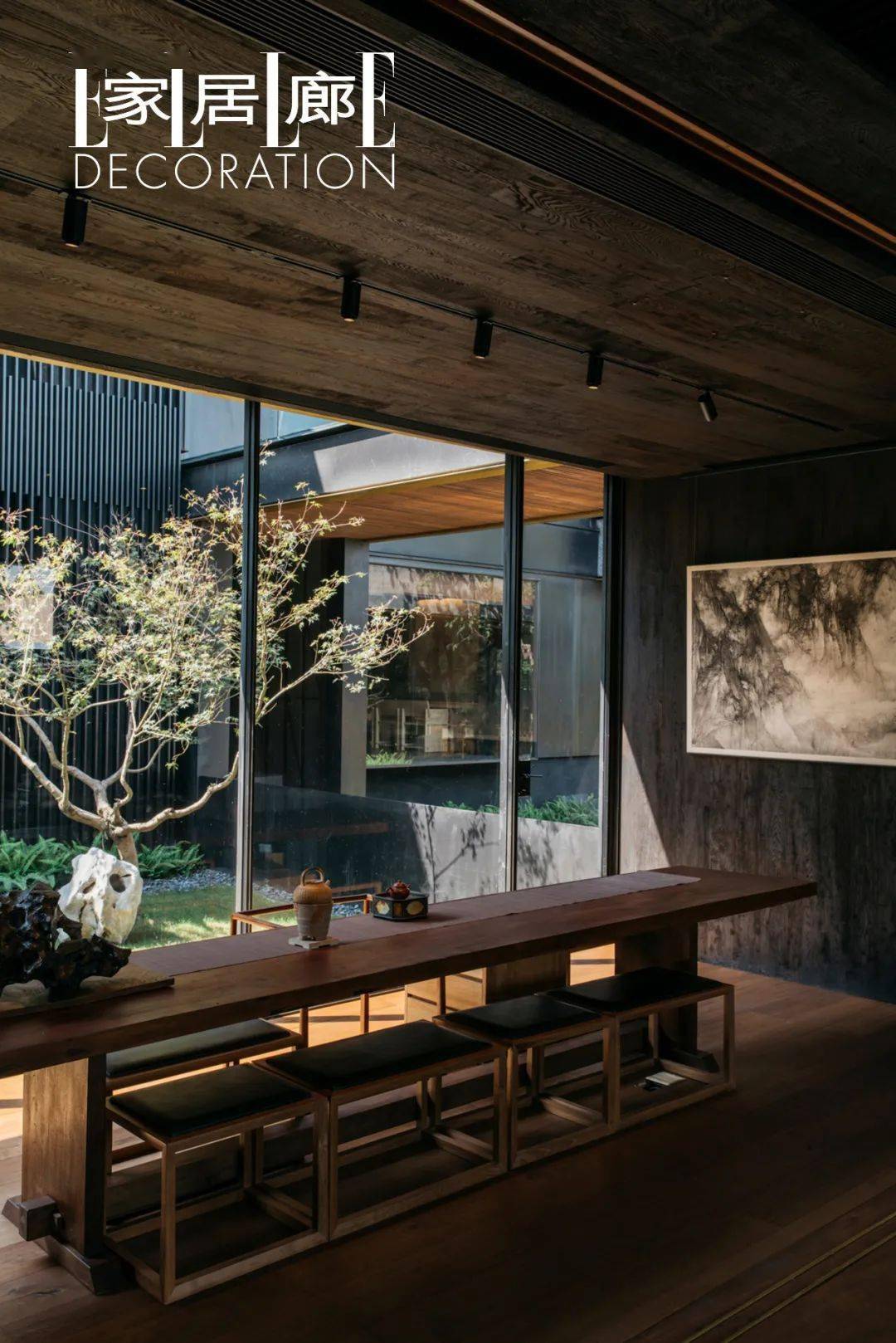 柿间的一侧是茶室榻榻米,另一侧则是客厅.