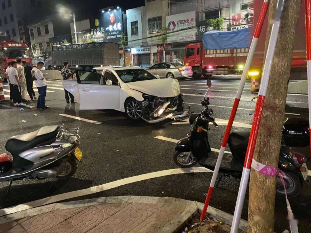 凌晨两点钟陆丰某路口发生三连撞交通事故
