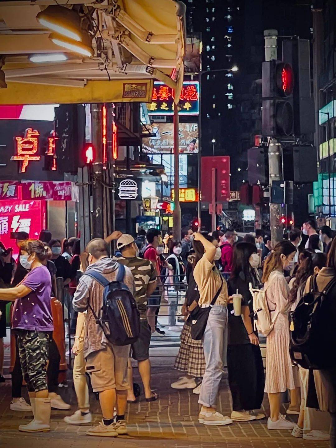 是旺角景象 —— 霓虹闪烁的街道,热闹的夜市和无穷无尽的购物血拼