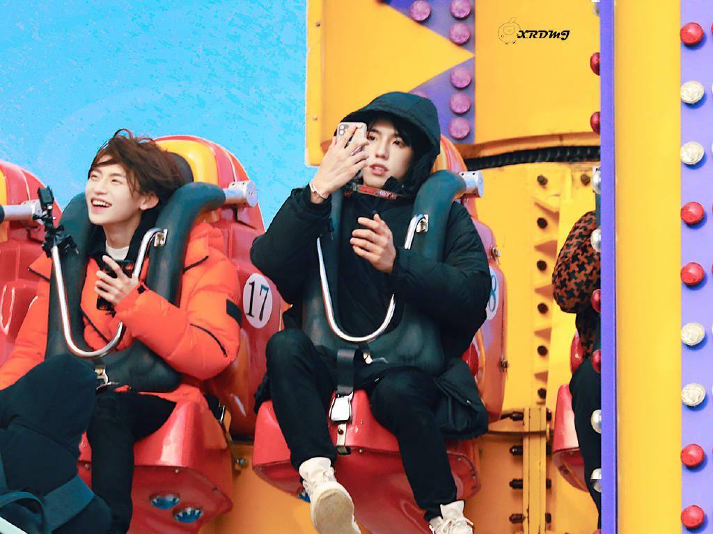 [消息]熟悉的画面重演了!王子异小鬼又双去游乐场还坐跳楼机