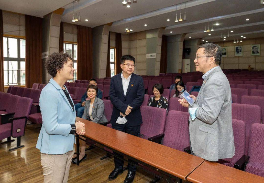 短片展現了上海市立實驗戲劇學校的歷史和今天,並生動再現了熊佛西老