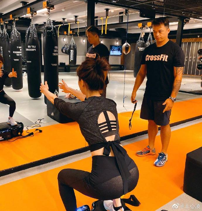 王心凌穿露脐装练拉伸下蹲 臀部曲线优美