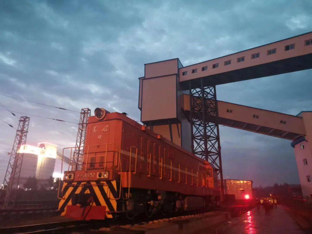 陕西投资集团内部首列煤炭专列发运