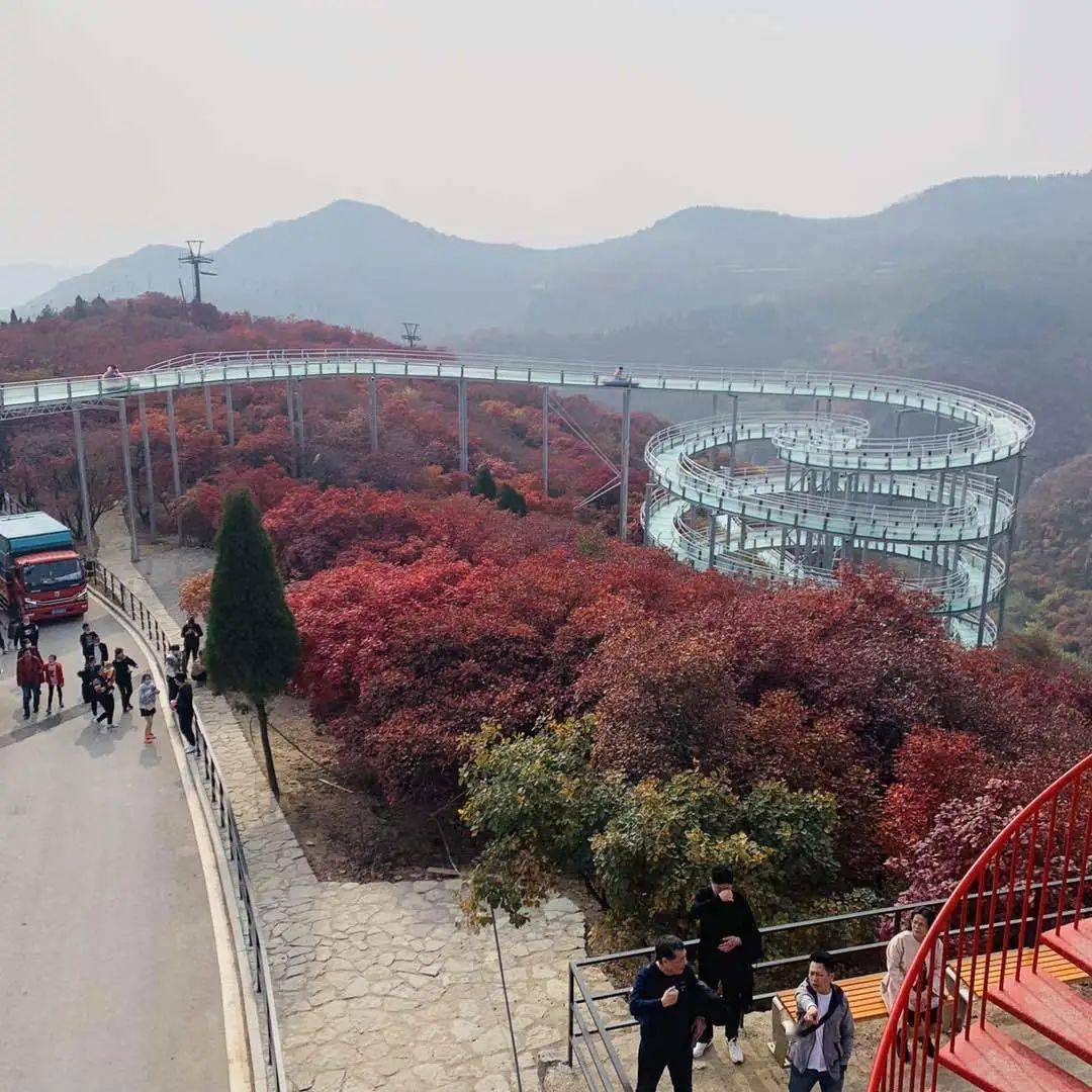 景區內還建有七彩琉璃棧道,全國首個琉璃主題公園,山東省內第一條時空