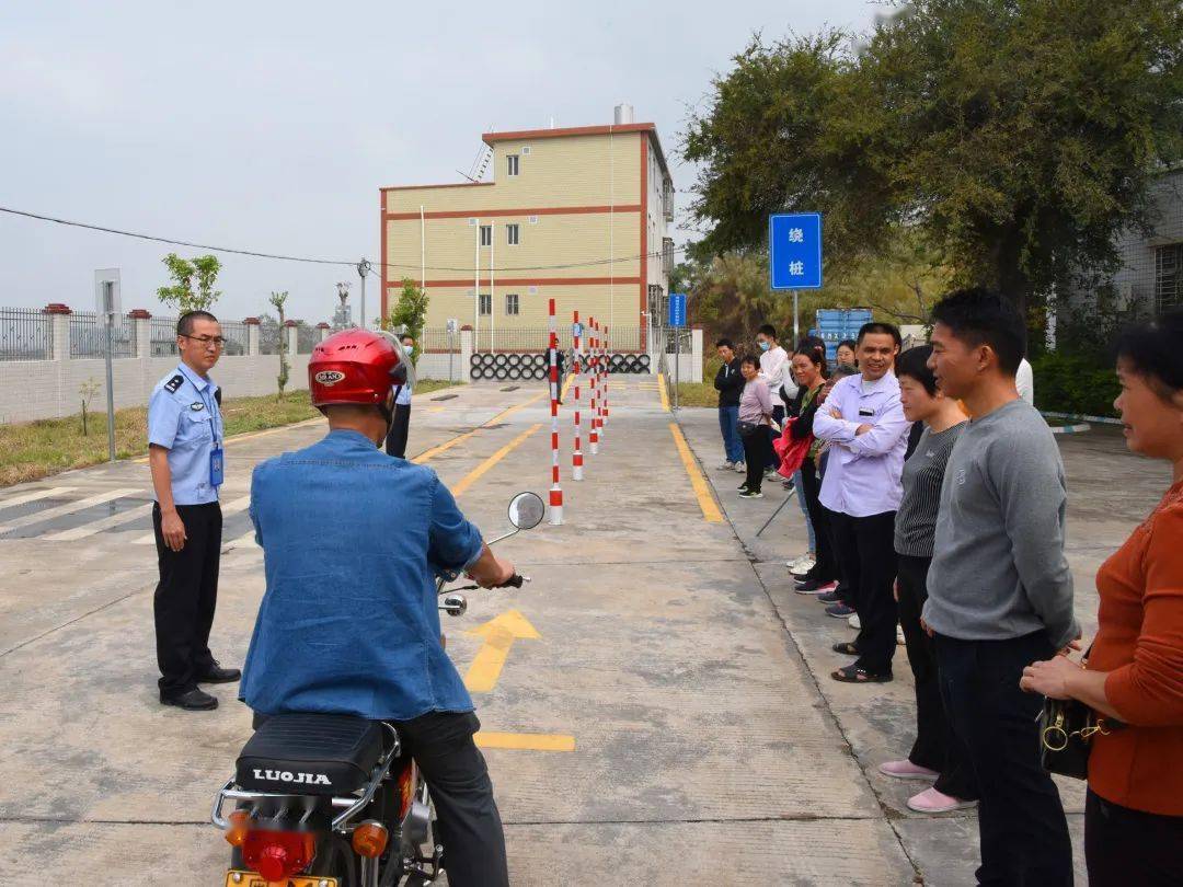 (安全文明駕駛常識),考試內容涵蓋了繞樁,坡道定點停車和起步,單邊橋