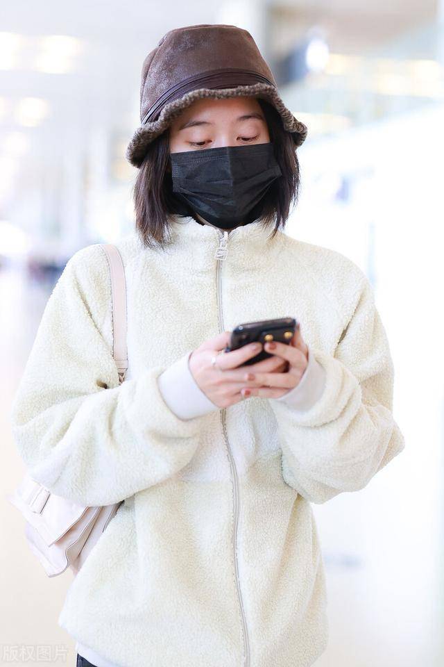 张雪迎穿白色摇粒绒包裹严实,穿牛仔裤中筒靴很会搭_口罩