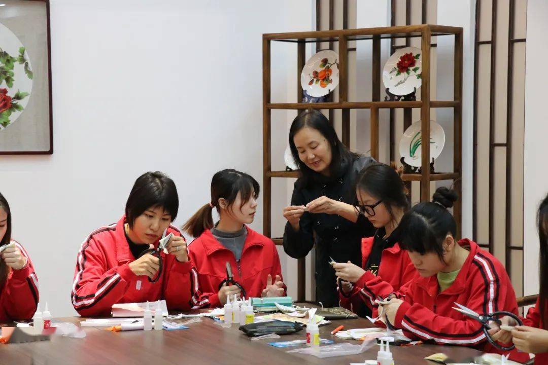 非遗文化传承与创新 | "女书","布糊画"大师工作室落户女院_王国声