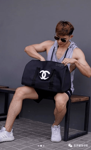 哆啦a梦出了成人版那个大胸肌肉男的胸肌真好看