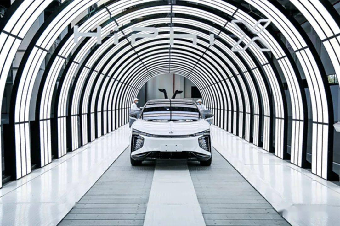 华人运通新能源汽车在盐城试生产下线!