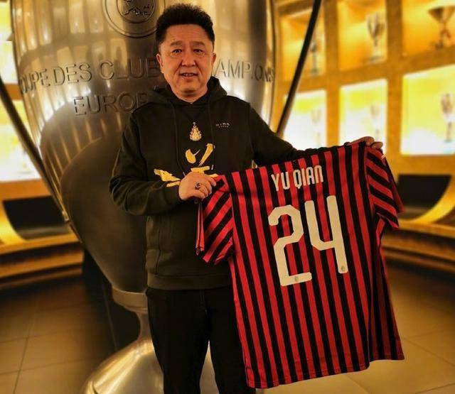 于谦与妻子罕同框一头卷发配撞色t恤活力十足哪里像51岁