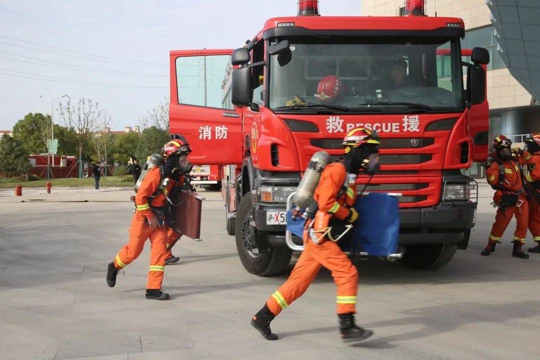 崇明区开展大型综合体消防灭火救援综合演练