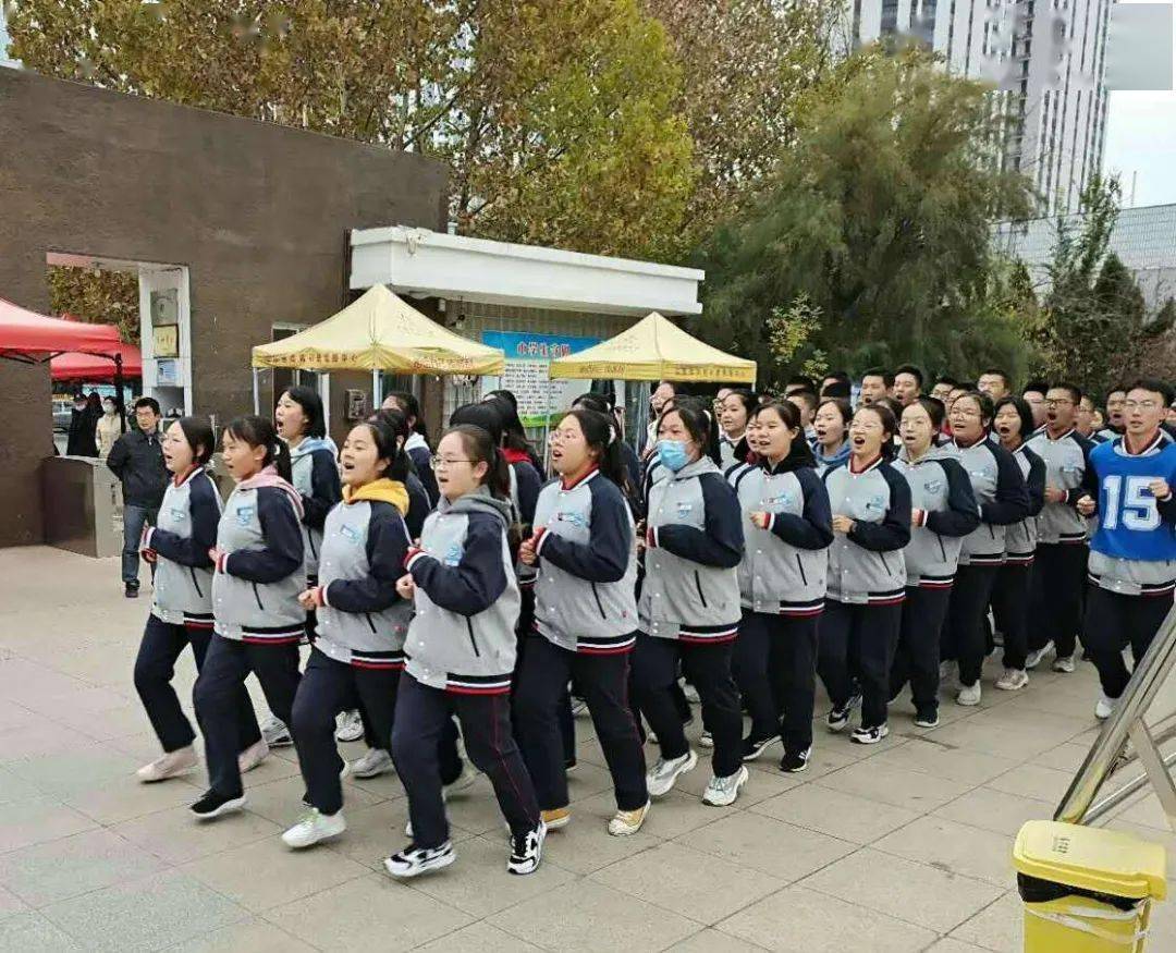 德州一中老校区2020级举行10月份课间操成果展示暨示范班评选活动落实