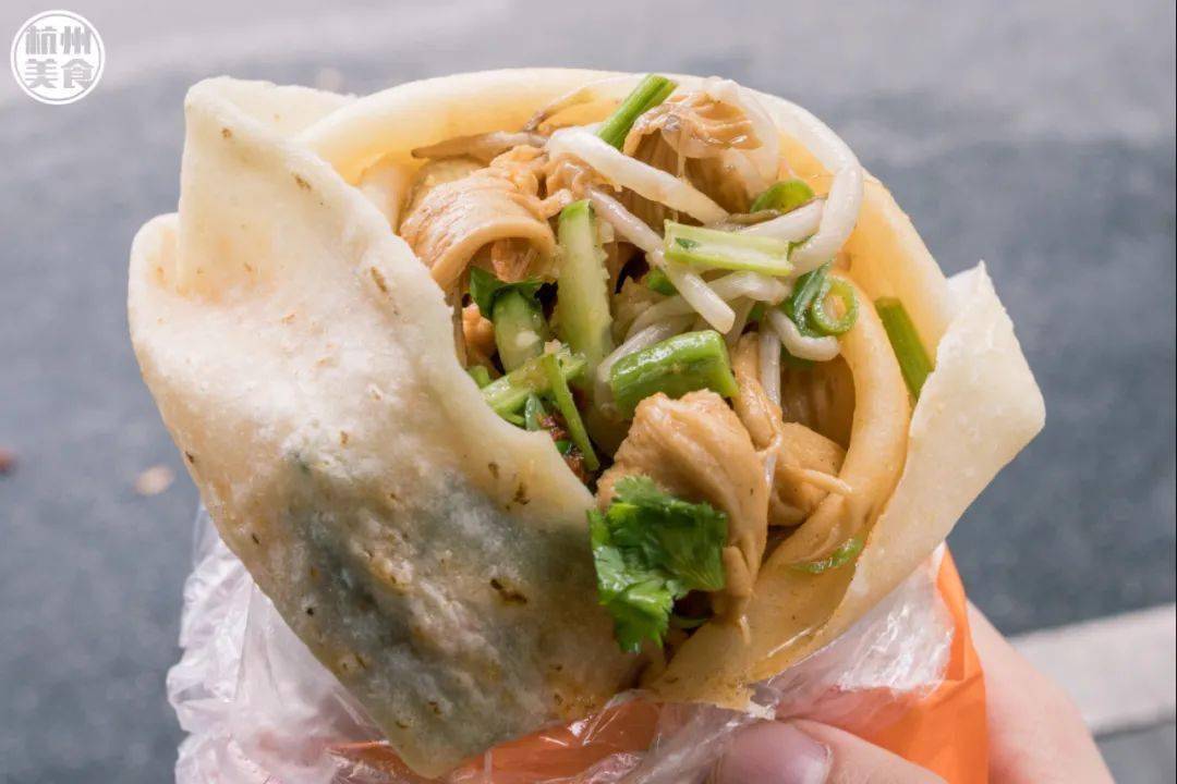 最基础的卷馍只要13元,q弹有韧性的卷馍包裹住口感丰富的馅料.