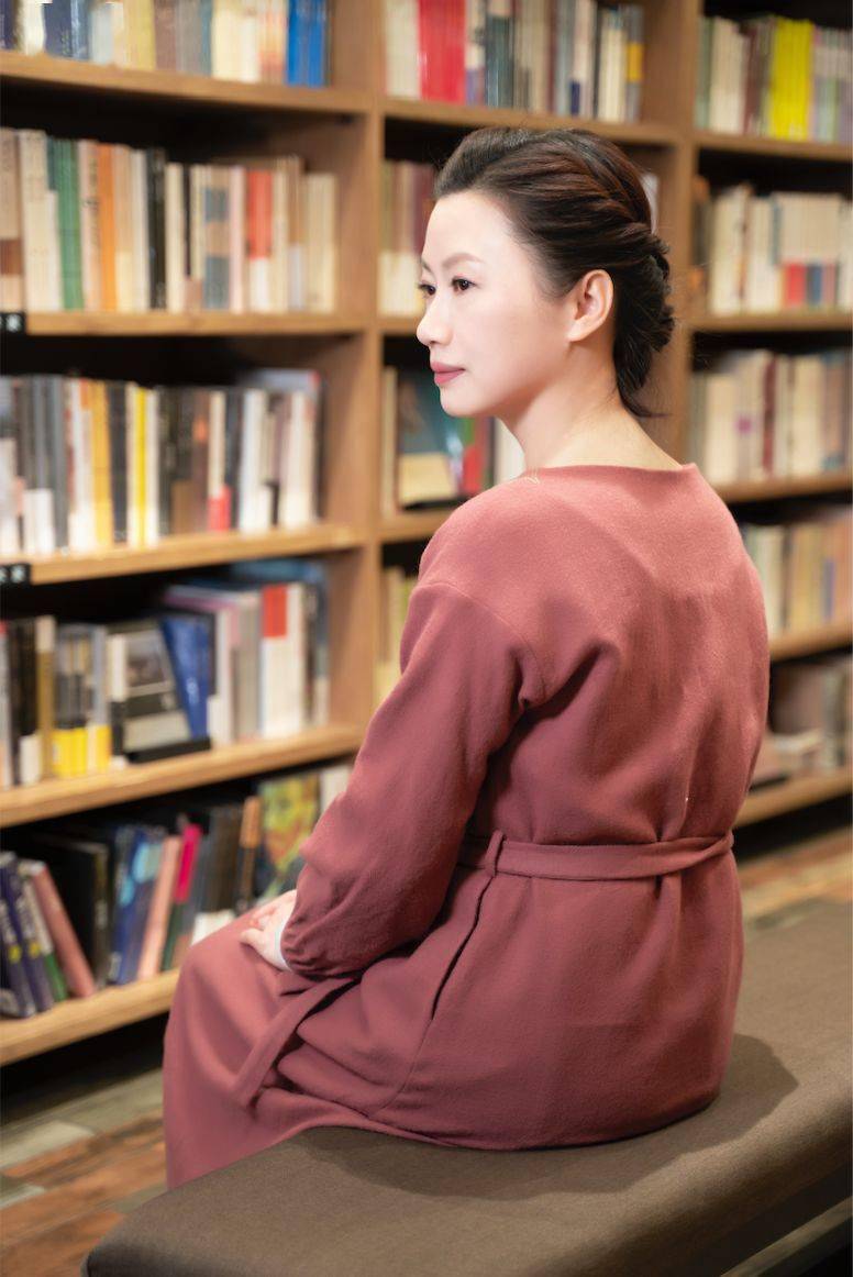 45岁最美女教授,诗意生活曝光:有才情的女人,从不怕变老!_杨雨
