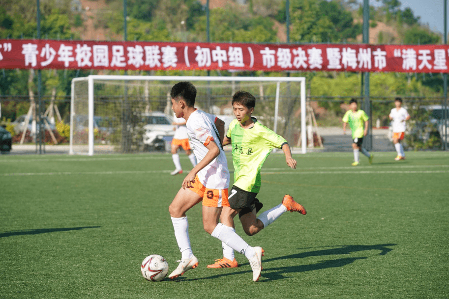 2020年梅州市市长杯青少年校园足球联赛初中组市级决赛正在进行中