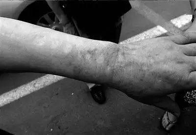 " 这个吸毒20年的卧底警察,该不该被原谅?