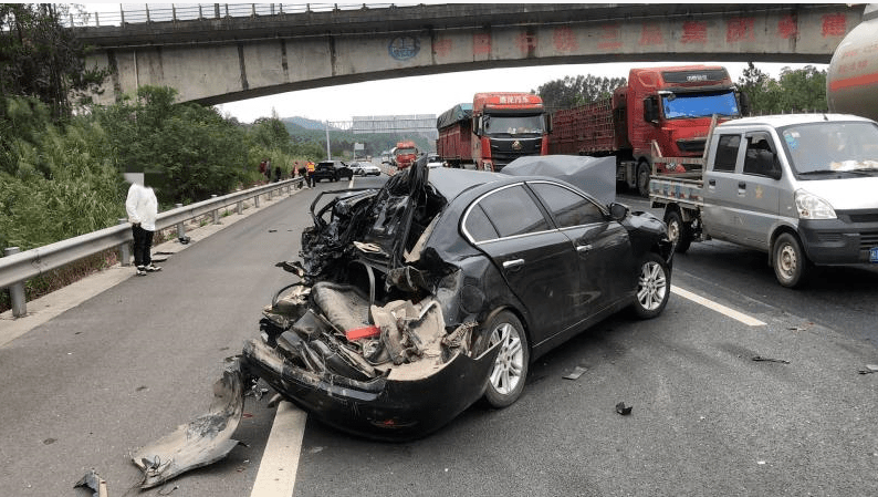 桂p小车在兰海高速被追尾,后方车辆因避让不及结果.