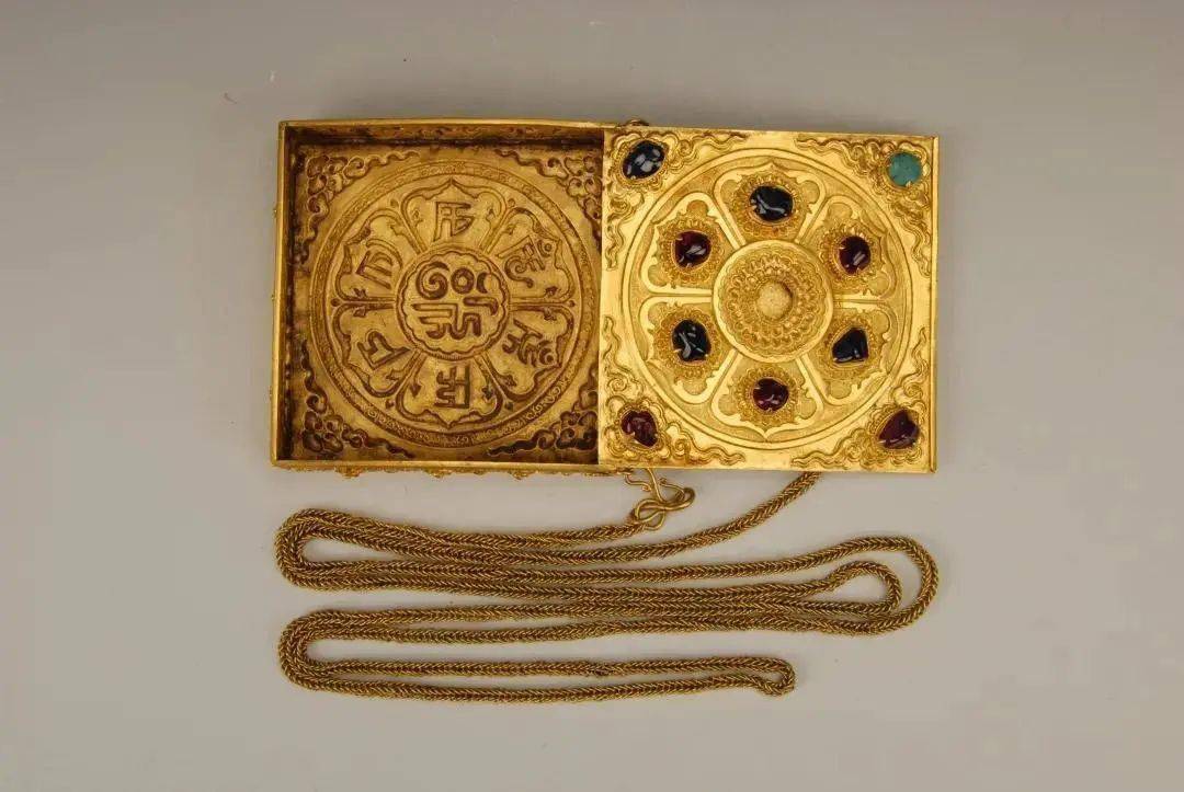 现藏于南京市博物总馆嵌宝石莲纹金盒明盒体边长8.5,厚1.