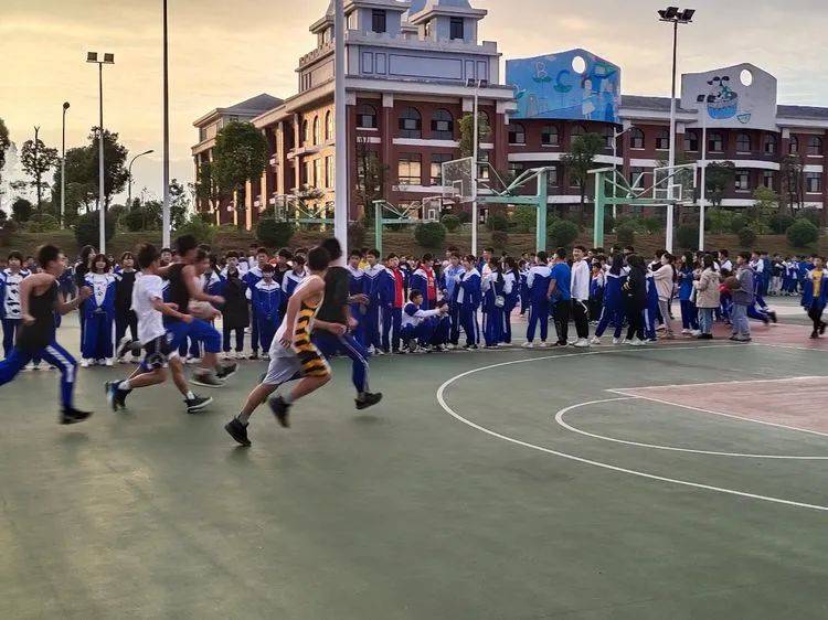 
第七届校园体育节——初中B部各项角逐正在火热举行……【IM电竞官网】(图9)