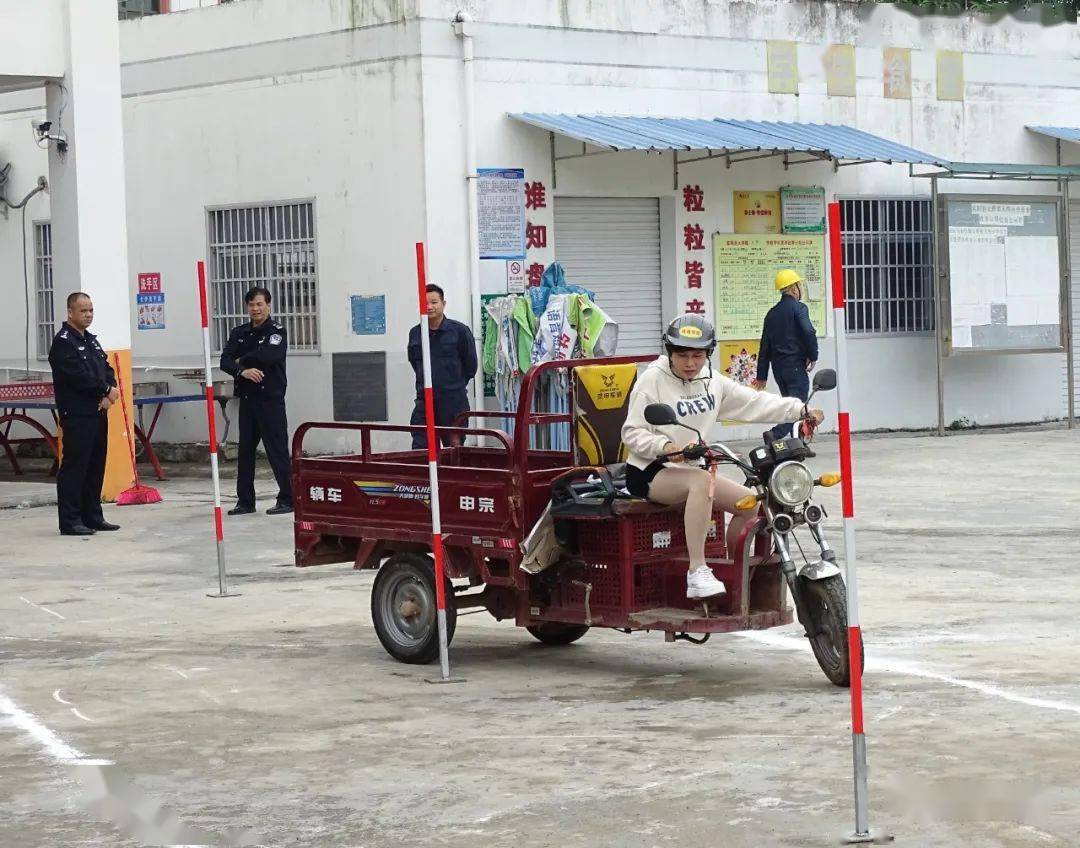 為了解決大程村群眾在農忙時節參加摩托車駕駛證考試出行難等問題,10