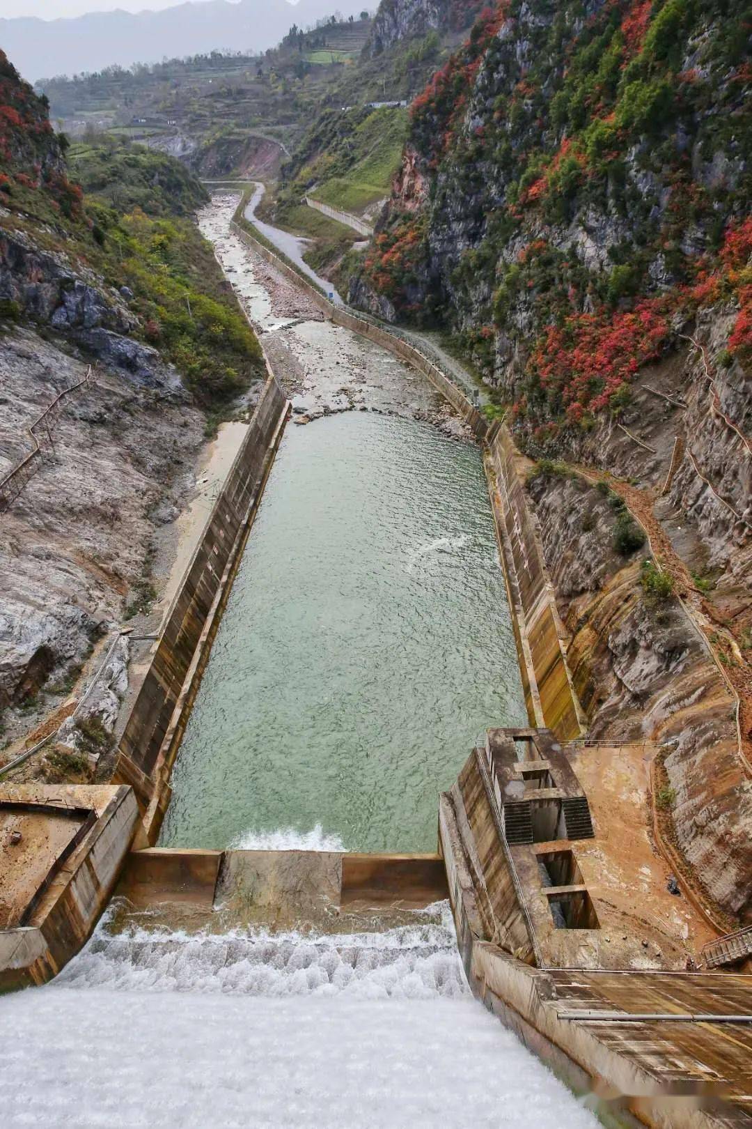 磨坝峡水库的秋天