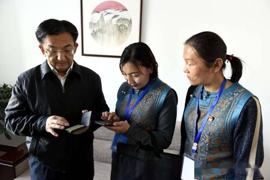 11月1日,肃北县紫亭社区第七次全国人口普查员来到县委书记张立东办公