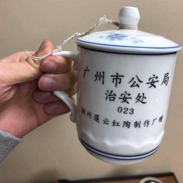 在时为"广州市公安局治安处"工作时用的白瓷杯子跟了他近20年.