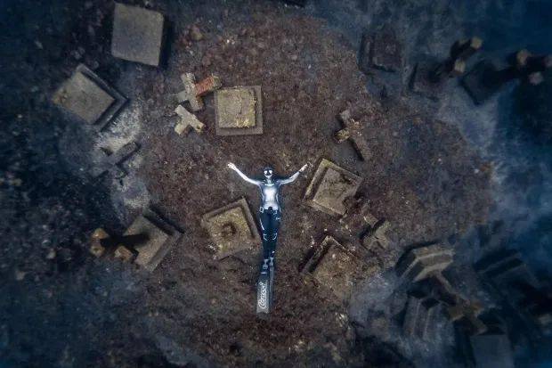 震撼巨型水下墓地400年前神秘修道士的葬身处