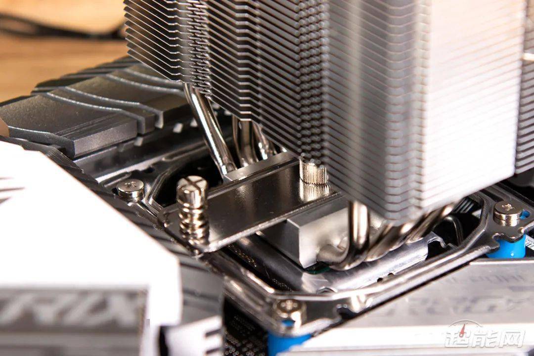 整个扣具的安装过程非常简单,一般高端散热器上的压力扣具也很少出现