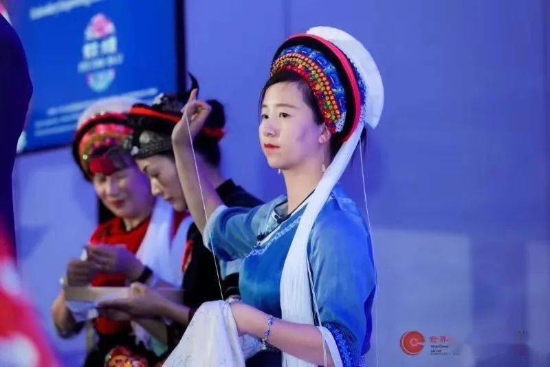 点赞 | 大理“十大最美人物”—— “最美绣娘”张翰敏_蓝续