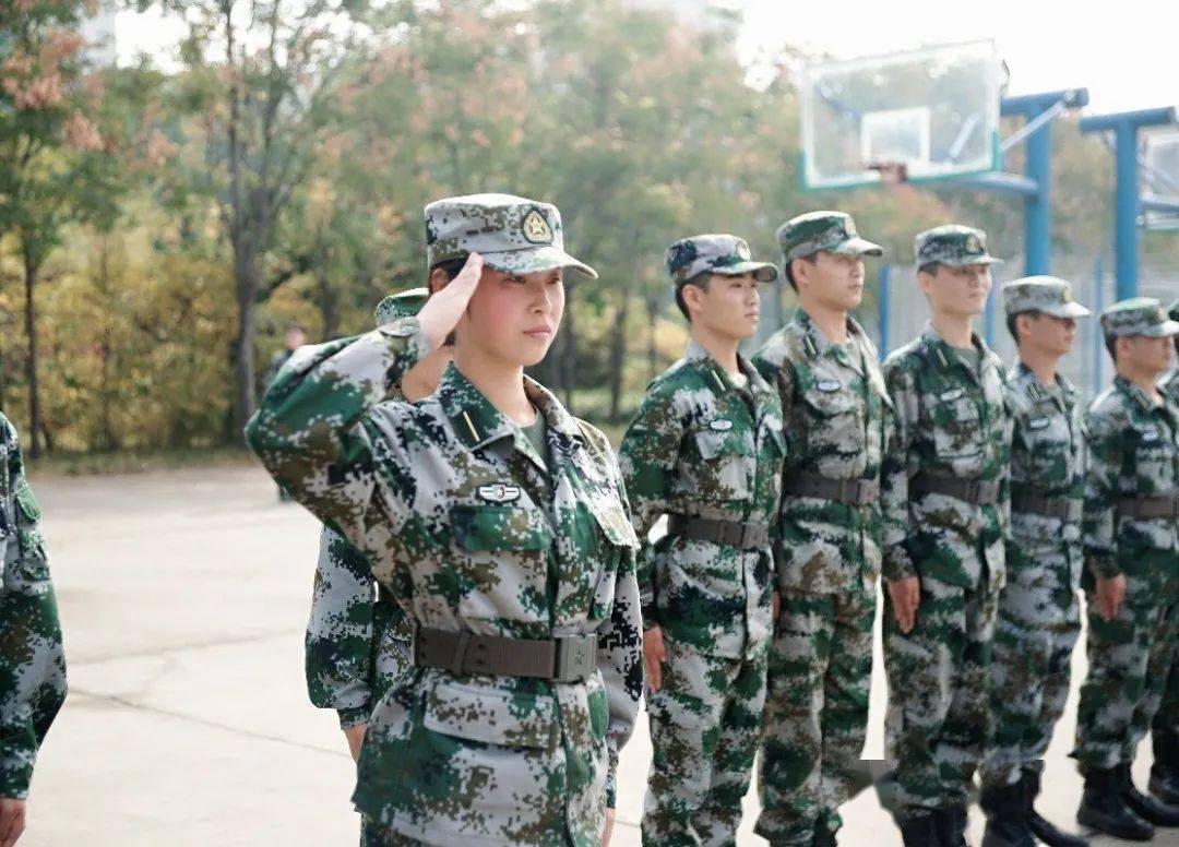 巾帼不让须眉!黄科女教官请求出战!_军训