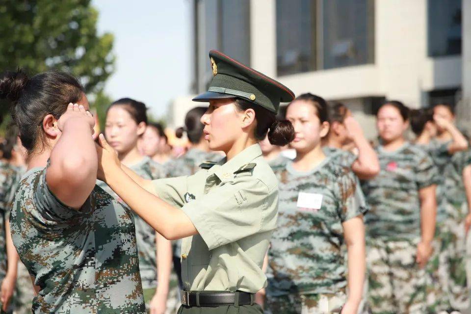 巾帼不让须眉!黄科女教官请求出战!_军训