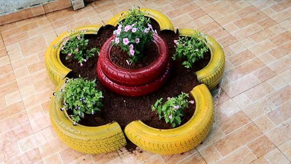 废轮胎切成段摆成梅花形填上土比买的花盆还漂亮