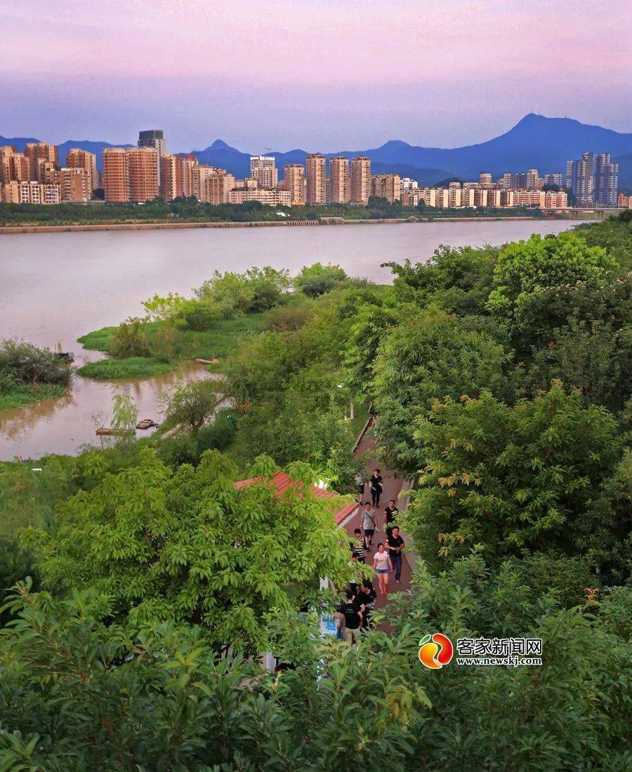 一路江景相伴贯穿整个滨江公园在章江左岸盘缠而过赣州最美绿道章江