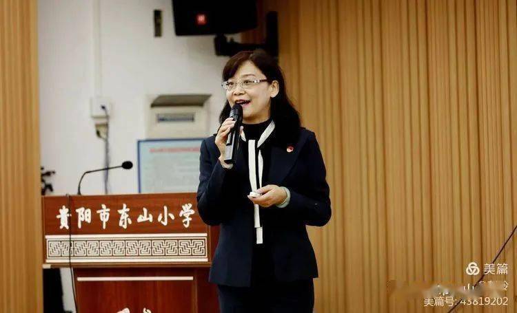 郭蓓校长从新优质发展角度,通过两组情境呈现,诠释了东山小学润物细无