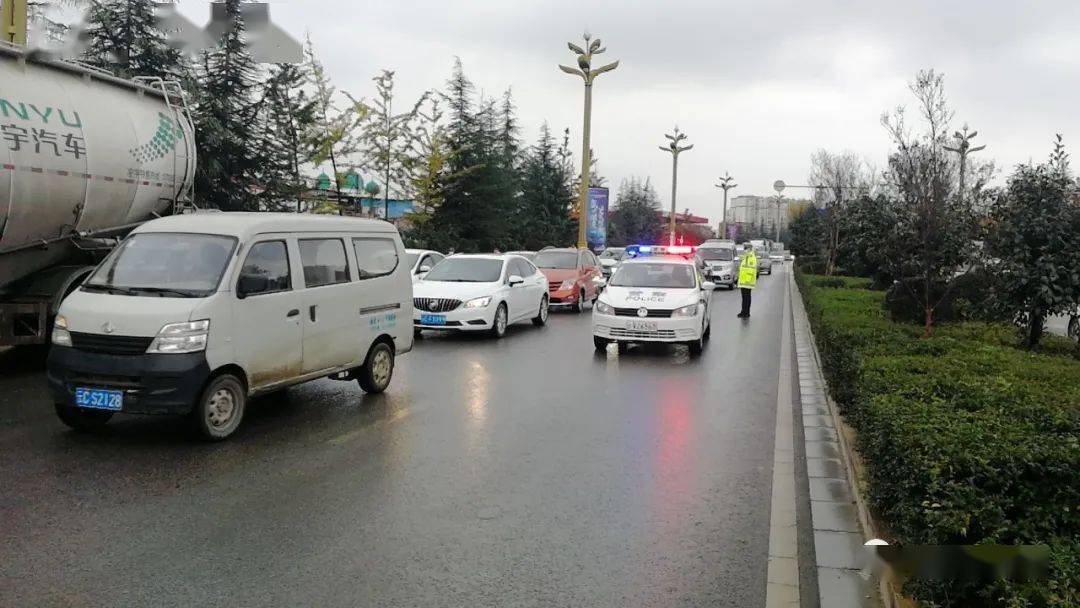 今天昭通二环东路发生一起七车连环追尾事故.