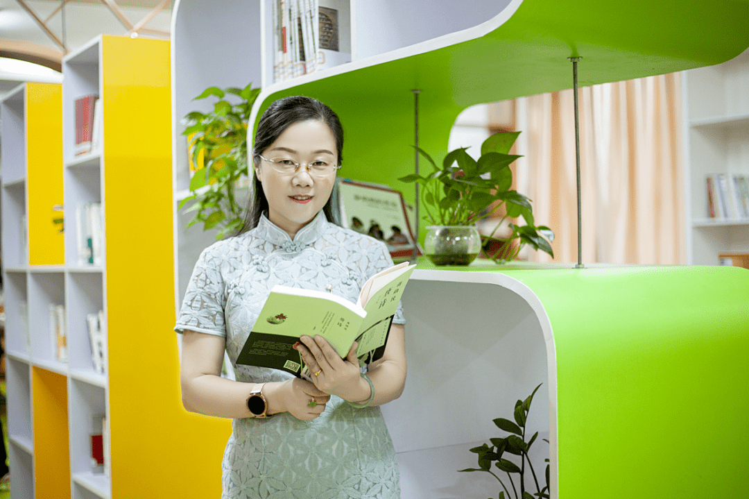 人初二(2)班的朱钇兴同学和初二(6)班的苏芳欣同学隆重的介绍了黄老师