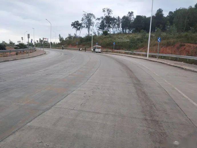 一捏刹车就摔跤,平南二桥这条路真的可怕.