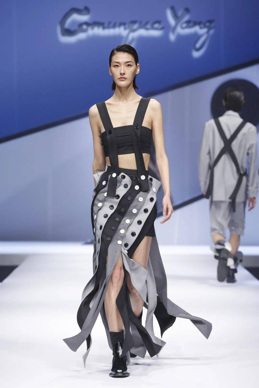 ss21中国国际时装周杨紫琪comunqueyang空氧国内首秀东方宾利全制作