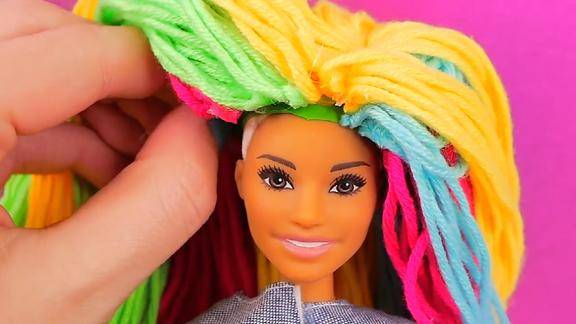 娃娃手工diy模型用毛线为芭比制作五颜六色的头发