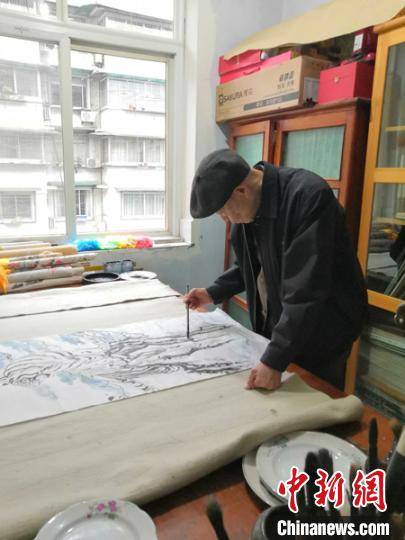 四川广汉95岁画家邓伯海画虎七十载一生执着绘丹青