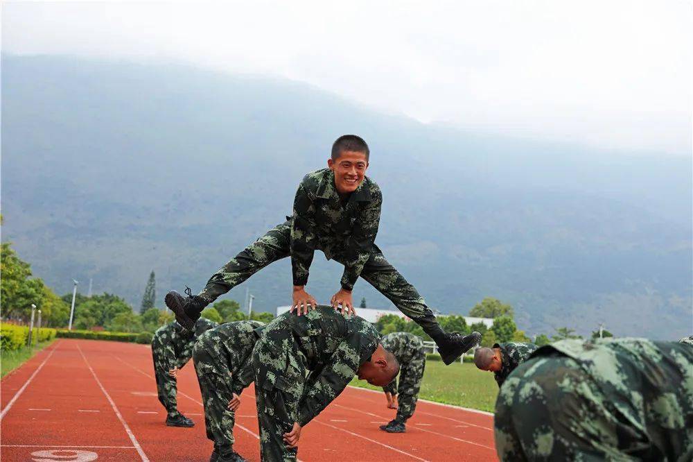 一组美图感受新兵体能训练的苦与乐