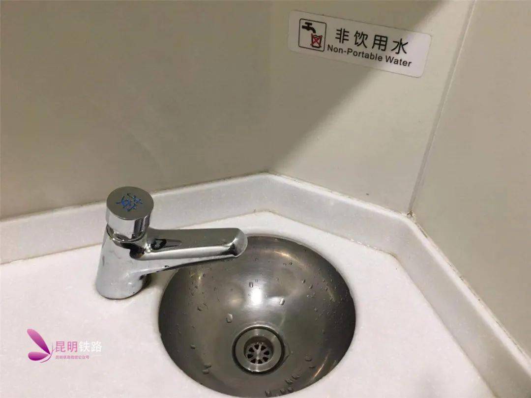 在列车上使用卫生间你冲水了吗