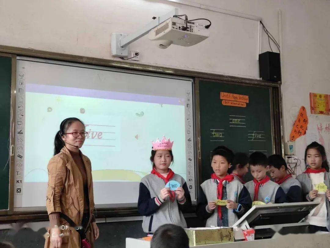 该校熊丹,陈翠娟,王静,许善瑞,谭力,徐丹6位教师精心准备的语文,数学